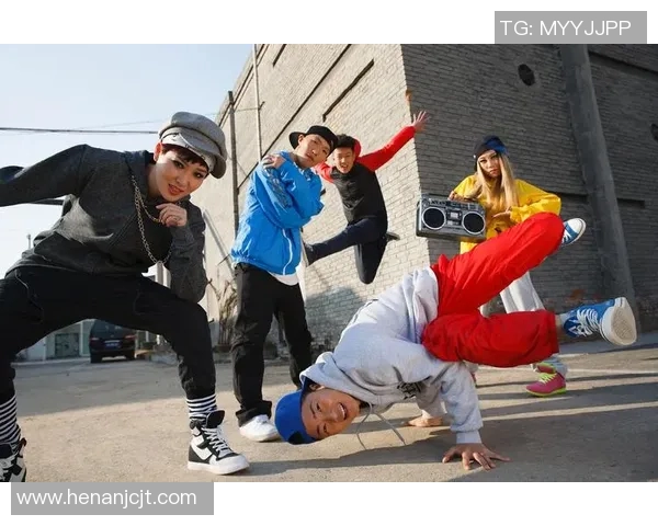 重庆街舞队实力引发热议舞者之间的较量与争议不断升级 重庆街舞队实力引发热议舞者之间的较量与争议不断升级