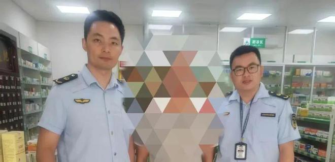 谈球吧.(china)官方网站藤县某药店货架上呈现过时药品、过时医疗东西县市场羁(图2)